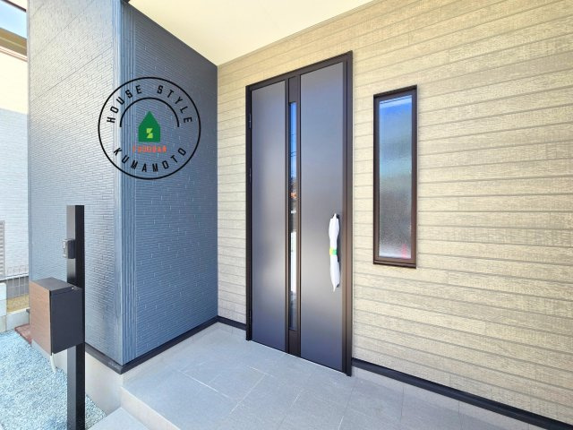 熊本市西区上代3丁目第1-4棟（2号棟）の玄関|おでかけの時も帰った時も、「我が家」を最初に感じでもらえる素敵な空間に。