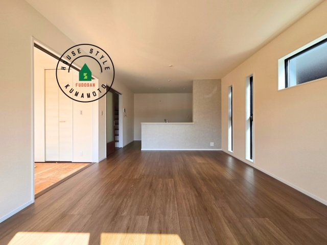 熊本市西区上代3丁目第1-4棟（2号棟）の居間・リビング|キッチンからリビングをしっかり確認できます。家族の笑顔があふれる空間になりそうですね。