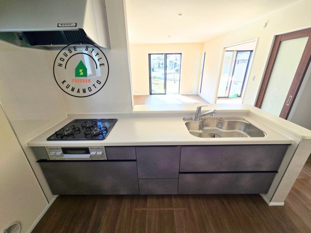 熊本市西区上代3丁目第1-4棟（2号棟）のキッチン|ご家族を近くに感じられる対面キッチンのLDK。会話もはずみそうですね。