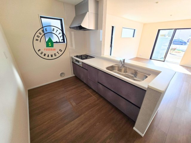 熊本市西区上代3丁目第1-4棟（2号棟）のキッチン|ダイニングテーブルへの配膳がラクラク、お料理はかどるカウンター付きシステムキッチン！