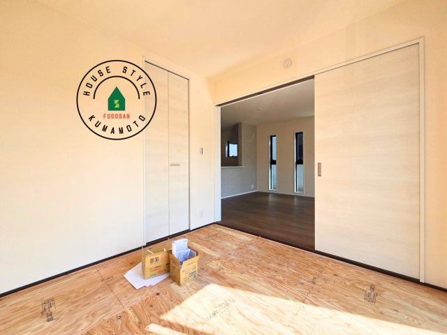 熊本市西区上代3丁目第1-4棟（2号棟）の和室|和室を上手に活用すると暮らし方の幅が広がります。例えば普段は開け放して、子供の小さいうちはお昼寝や遊びのスペースに。畳はソフトなので転んでもケガをしにくく安心です