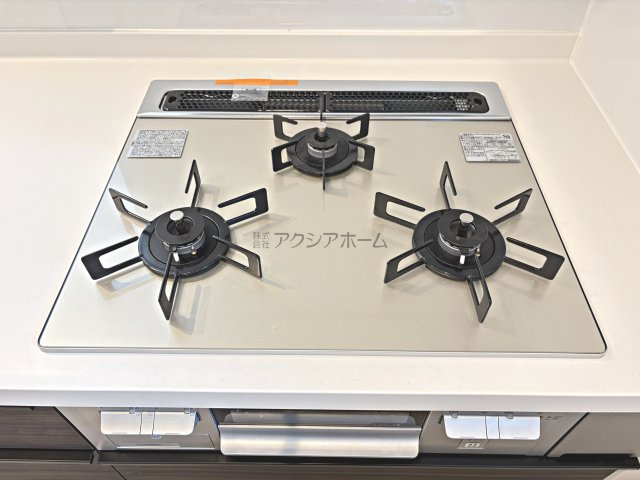 入間市大字下藤沢・全1棟　新築一戸建　～大型3LDK×収納充実～のキッチン|3口コンロ