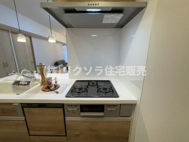 コスモ光善寺のキッチン|ビルトイン3口コンロ
■物件内覧・資金計画相談・住宅ローン相談、リフォーム相談、お問合せ受付中■
※当日・翌日のご内覧、ご相談はお電話でのお問合せがスムーズです！