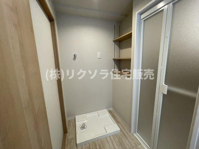 コスモ光善寺のランドリースペース|可動棚付き　ドラム式も設置可能
■物件内覧・資金計画相談・住宅ローン相談、リフォーム相談、お問合せ受付中■
※当日・翌日のご内覧、ご相談はお電話でのお問合せがスムーズです！