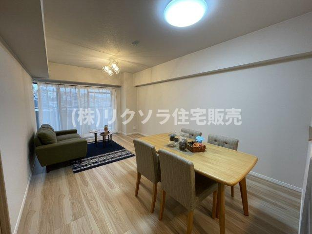 コスモ光善寺の居間・リビング|LDK15.9帖
■物件内覧・資金計画相談・住宅ローン相談、リフォーム相談、お問合せ受付中■
※当日・翌日のご内覧、ご相談はお電話でのお問合せがスムーズです！