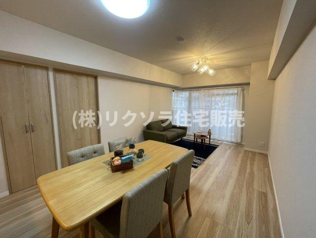 コスモ光善寺の居間・リビング|LDK15.9帖
■物件内覧・資金計画相談・住宅ローン相談、リフォーム相談、お問合せ受付中■
※当日・翌日のご内覧、ご相談はお電話でのお問合せがスムーズです！