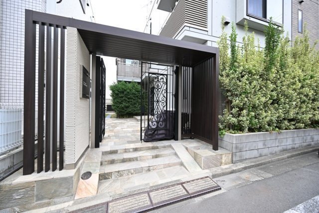 リテラス目黒三丁目のエントランス|毎日通るエントランスはこのようになっています