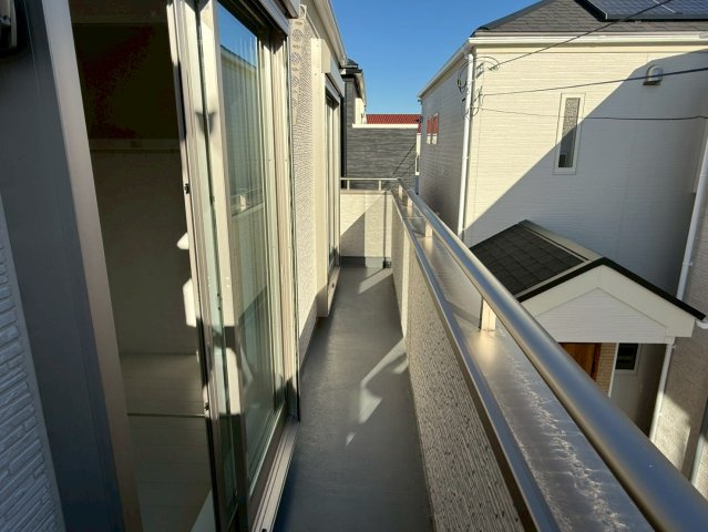 川口市芝宮根町　新築一戸建て　B号棟のバルコニー|開放的で明るい空間を演出してくれるバルコニーです