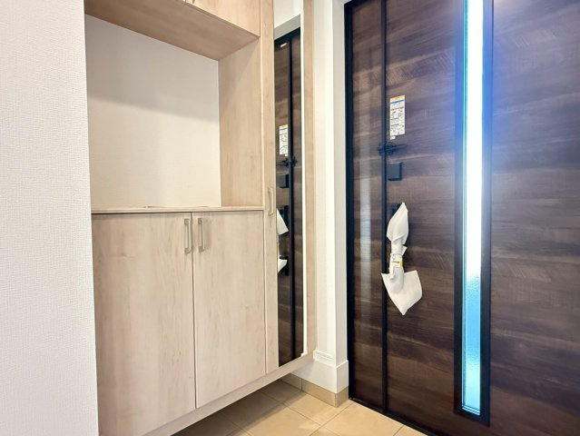 川口市芝宮根町　新築一戸建て　B号棟の玄関|落ち着いた玄関です