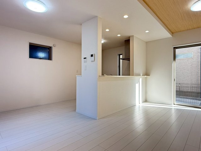 川口市芝宮根町　新築一戸建て　B号棟の居間・リビング|ゆったりとしたリビングです