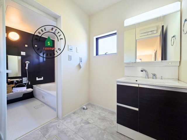 熊本市西区上代3丁目第1-4棟（3号棟）の脱衣所|ゆとりの洗面スペースで朝の身支度もスムーズに。暮らしを快適に変えるシャワー付洗面台です！