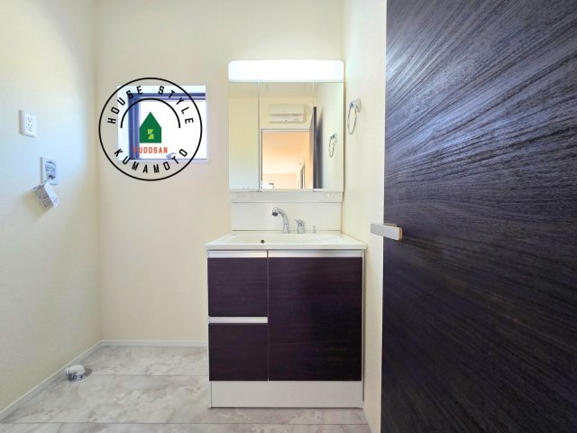 熊本市西区上代3丁目第1-4棟（3号棟）の独立洗面台|毎日使うものだから清潔な空間を保ちたい水回り。洗面にはそんな願いを解消させてくれる収納アイデアが満載です。三面鏡の裏側にはキャビネットが現れ小物から背の高い物まで収納できます。