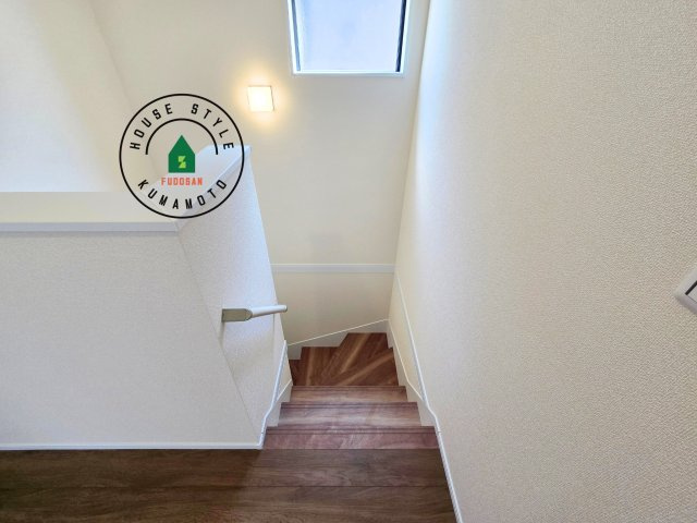 熊本市西区上代3丁目第1-4棟（3号棟）の内装|＜手すり付階段＞手すりがないと階段の昇り降りで危険なことはもちろん、壁に手をつきながら歩くことで壁紙が汚れやすくなります。すべての方に快適に昇り降りしていただくため、手すりを設置しました。