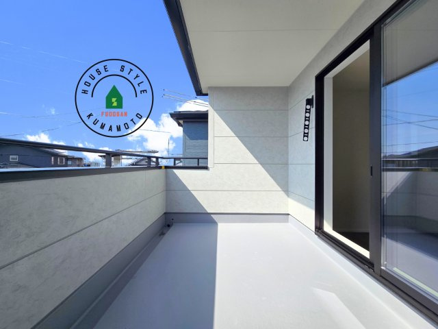 熊本市西区上代3丁目第1-4棟（3号棟）のバルコニー|風をしっかりと感じられるバルコニーでは、毎日が洗濯日和です。広々としているので洗濯も楽しくなるでしょうし、気分転換にバルコニーからの眺めを楽しむのもいいでしょう。