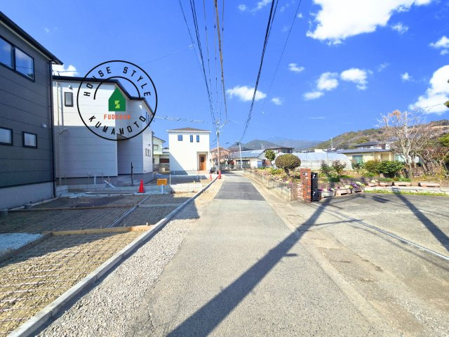 熊本市西区上代3丁目第1-4棟（3号棟）の前面道路含む現地写真|前面道路は閑静な住宅地をはしる車通りの少ない道路。お車の出し入れが苦手なママや小さなお子様にも安心ですね。しっかり舗装もされているので、ベビーカーや自転車で通っても快適に通行できます。