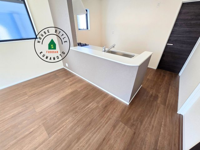 熊本市西区上代3丁目第1-4棟（3号棟）のダイニング|キッチンから立ち込める香りが今日の料理を期待させます。