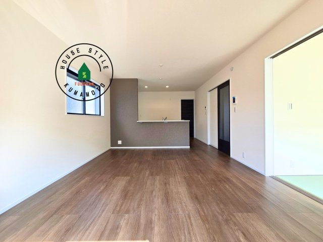 熊本市西区上代3丁目第1-4棟（3号棟）の居間・リビング|キッチンからリビングをしっかり確認できます。家族の笑顔があふれる空間になりそうですね。