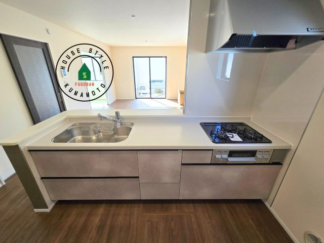 熊本市西区上代3丁目第1-4棟（3号棟）のキッチン|ご家族を近くに感じられる対面キッチンのLDK。会話もはずみそうですね。