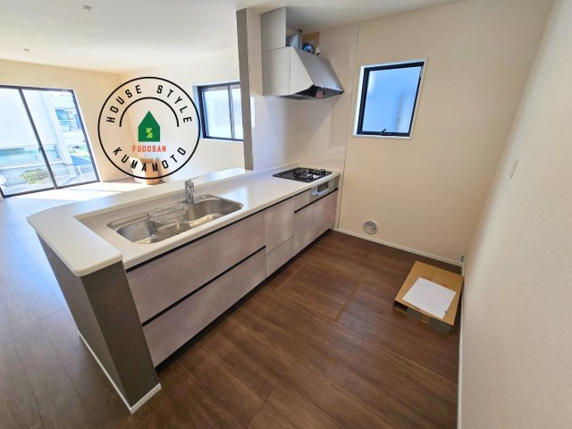 熊本市西区上代3丁目第1-4棟（3号棟）のキッチン|明るいキッチン作業スペースを多くとりました。ご夫婦でキッチンに立っても調理がしやすい広さです。食器類もすっきりと片付く収納は魅力的です。