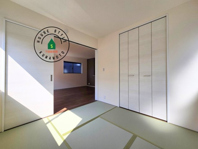 熊本市西区上代3丁目第1-4棟（3号棟）の和室|和室を上手に活用すると暮らし方の幅が広がります。例えば普段は開け放して、子供の小さいうちはお昼寝や遊びのスペースに。畳はソフトなので転んでもケガをしにくく安心です。