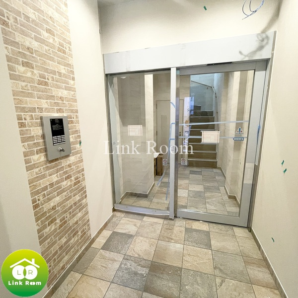 B+のエントランス