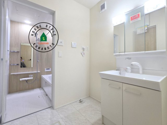 熊本市北区麻生田5丁目第1-2棟(1号棟)の内観：施工例|ゆとりの洗面スペースで朝の身支度もスムーズに。暮らしを快適に変えるシャワー付洗面台です！