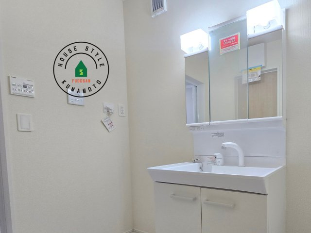 熊本市北区麻生田5丁目第1-2棟(1号棟)の内観：施工例|毎日使うものだから清潔な空間を保ちたい水回り。洗面にはそんな願いを解消させてくれる収納アイデアが満載です。三面鏡の裏側にはキャビネットが現れ小物から背の高い物まで収納できます。