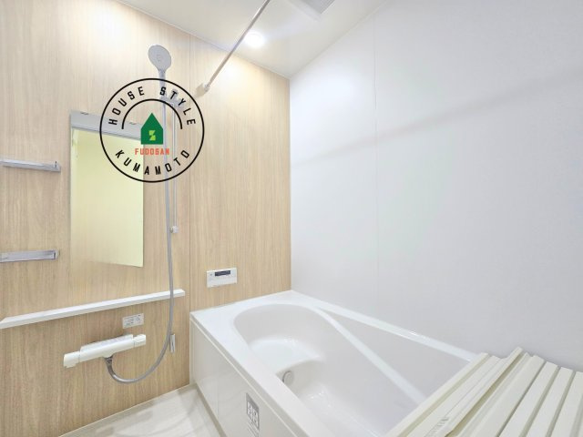 熊本市北区麻生田5丁目第1-2棟(1号棟)の内観：施工例|1日の疲れを癒してくれる広々バスルーム。雨の日のお洗濯にも大活躍な浴室乾燥機付です！