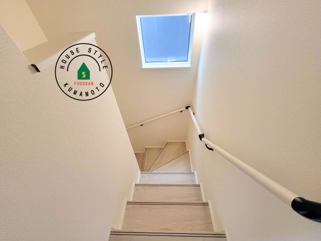 熊本市北区麻生田5丁目第1-2棟(1号棟)の内観：施工例|＜手すり付階段＞手すりがないと階段の昇り降りで危険なことはもちろん、壁に手をつきながら歩くことで壁紙が汚れやすくなります。すべての方に快適に昇り降りしていただくため、手すりを設置しました。