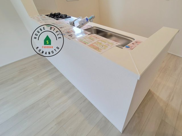 熊本市北区麻生田5丁目第1-2棟(1号棟)の内観：施工例|キッチンから立ち込める香りが今日の料理を期待させます。