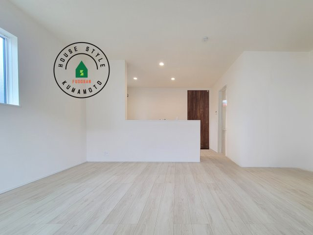 熊本市北区麻生田5丁目第1-2棟(1号棟)の内観：施工例|キッチンからリビングをしっかり確認できます。家族の笑顔があふれる空間になりそうですね。