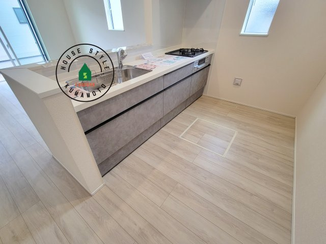 熊本市北区麻生田5丁目第1-2棟(1号棟)の内観：施工例|ご家族を近くに感じられる対面キッチンのLDK。会話もはずみそうですね。