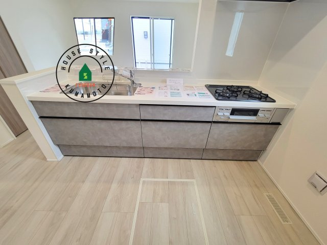 熊本市北区麻生田5丁目第1-2棟(1号棟)の内観：施工例|ダイニングテーブルへの配膳がラクラク、お料理はかどるカウンター付きシステムキッチン！