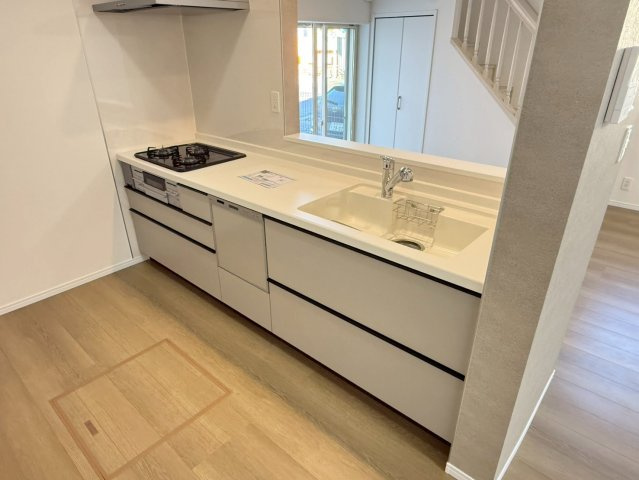 川口市芝宮根町　新築一戸建て　C号棟のキッチン|コンパクトなキッチンで掃除もラクラク