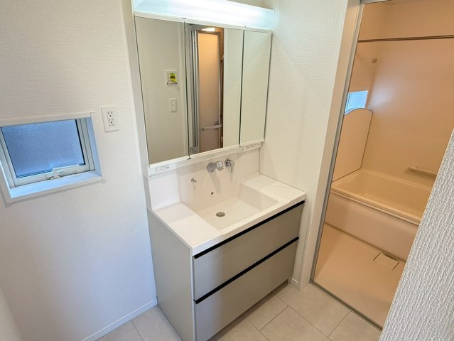 川口市芝宮根町　新築一戸建て　C号棟の独立洗面台|朝の支度にも助かる、独立の洗髪洗面化粧台