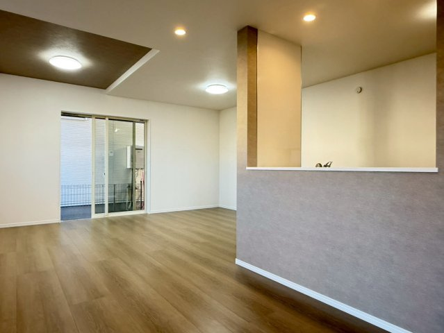 川口市芝宮根町　新築一戸建て　C号棟の居間・リビング|使いやすい居間です