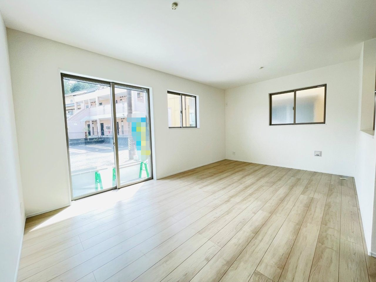 岡崎市本宿茜　新築分譲住宅　全1棟　A号棟の居間・リビング|どこにいても家族の顔が見える、明るく開放的なLDK。