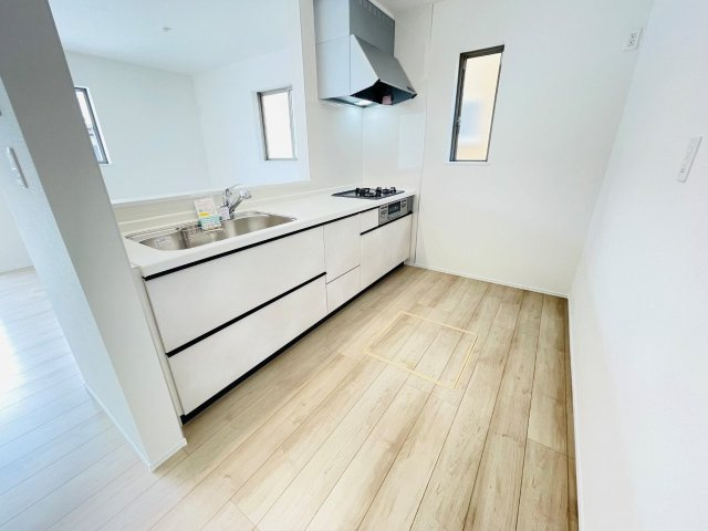 岡崎市本宿茜　新築分譲住宅　全1棟　A号棟のキッチン|広いシステムキッチンでお子様と一緒にお料理もできます。