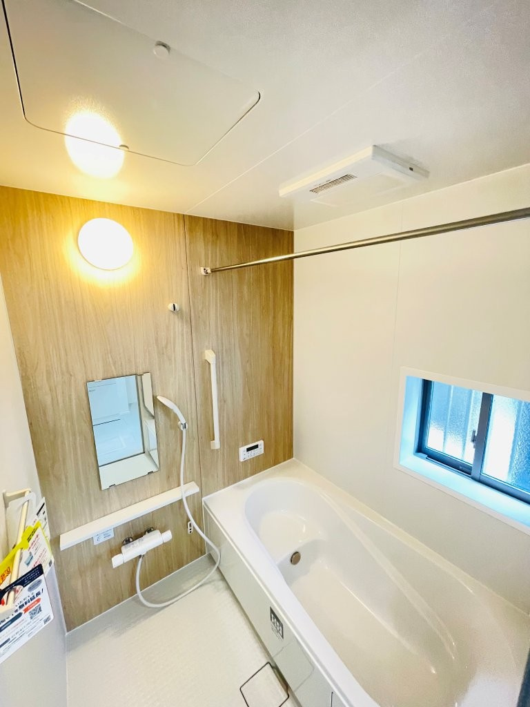 岡崎市本宿茜　新築分譲住宅　全1棟　A号棟の浴室|１坪タイプのユニットバス！浴槽は断熱材入りでお湯が冷めにくいです♪浴室乾燥機で梅雨の時期は洗濯物を乾かせます！