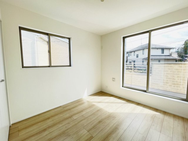 岡崎市本宿茜　新築分譲住宅　全1棟　A号棟の洋室|大きな窓からたっぷりと陽光が注がれる明るい空間です。