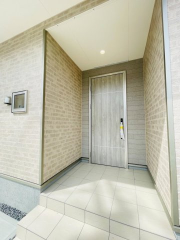 岡崎市本宿茜　新築分譲住宅　全1棟　A号棟の玄関|玄関ポーチがあるので、雨の日でも濡れることがなくドアの開け閉めができます。