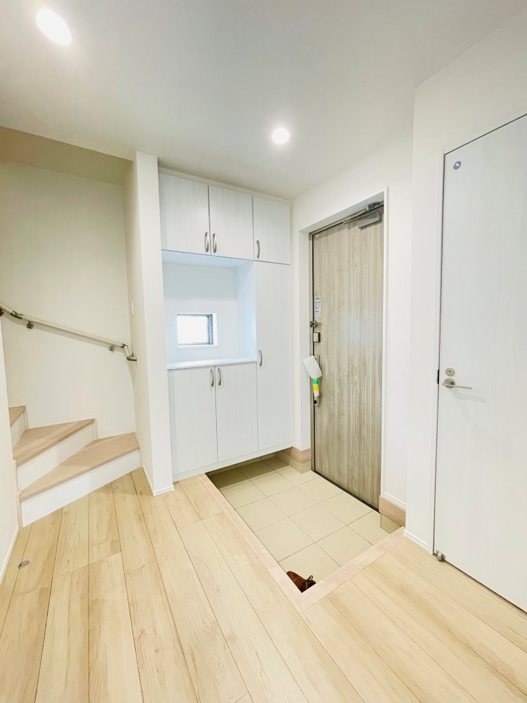岡崎市本宿茜　新築分譲住宅　全1棟　A号棟の玄関|大容量のシューズボックス付きで玄関が靴で散らかりません。