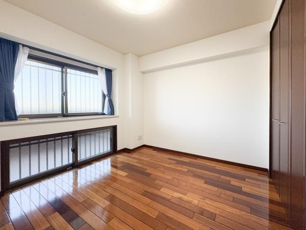 ロフティ羽屋の洋室|柔らかな光が差し込む、約5.5帖の心地よい洋室です。