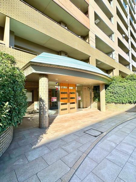 ロフティ羽屋のエントランス|雨の日にも安心の広い屋根付きのエントランス。