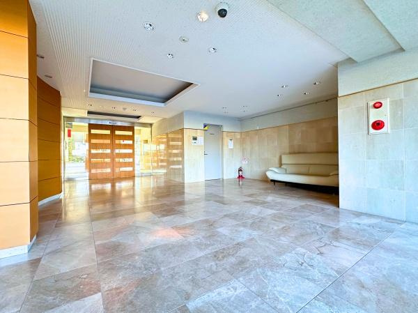 ロフティ羽屋のエントランス|広く高級感のあるロビーです。