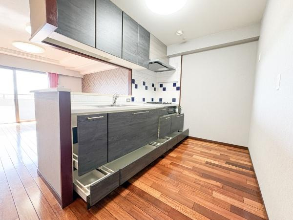 ロフティ羽屋のキッチン|広々としたキッチンではお気に入りのカップボードがすっきりと収まり日々の料理がもっと快適に！ 家族が集まり一緒に料理をする楽しい時間が生まれます。美しく機能的なキッチンで毎日の生活がさらに充実します♪