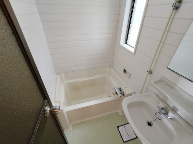 左京３丁目戸建の浴室