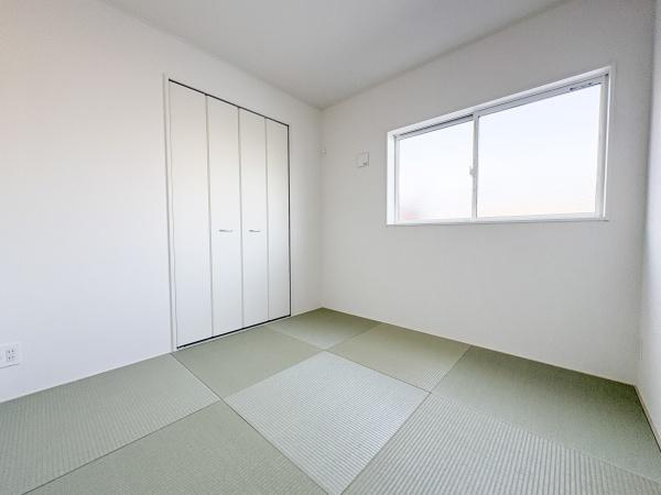 松が丘第1-1号棟の和室|すっきりとした白い壁と窓からの採光が印象的な和室です。シンプルなデザインで清潔感があります。収納スペースも備わっており使い勝手が良い空間です。畳の香りを感じる落ち着いた雰囲気が広がります。