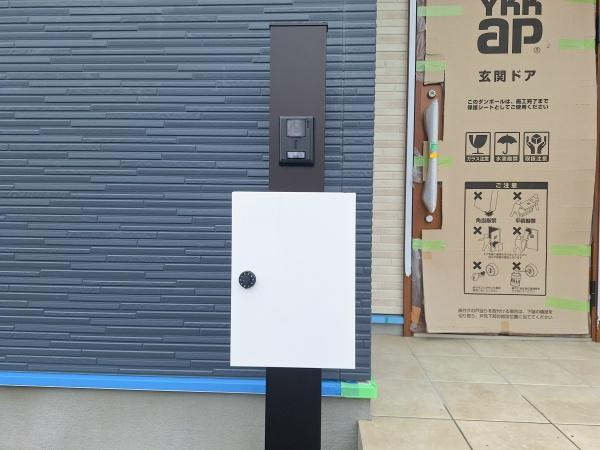 大在北3丁目2期2号棟の玄関|モダンな外壁デザインが印象的な玄関です。インターホンやポストも設置されており機能性とデザイン性を両立しています。玄関アプローチがタイル仕上げで手入れもしやすいです。