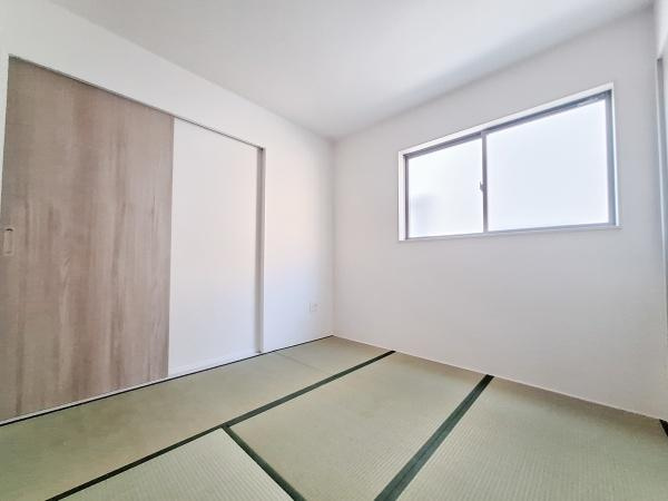 横塚2丁目1期1号棟の和室|窓からの自然光が差し込む明るい和室です。シンプルなデザインでお手入れもしやすい空間となっています。収納に便利な引き戸付きで使い勝手も良好です。清潔感のある内装で様々な用途に対応できます。